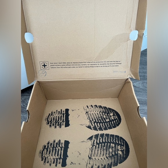 ORIGINAL DR. MARTENS!!! brand new, never worn, shiny leather boot platform - Picture 6 of 7